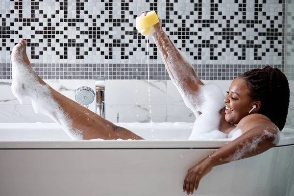 Pozytywny Afryki kobieta czyste świeże zdrowe czarny skóra spa leczenie cieszyć relaksujące biorąc prysznic i kąpiel — Zdjęcie stockowe