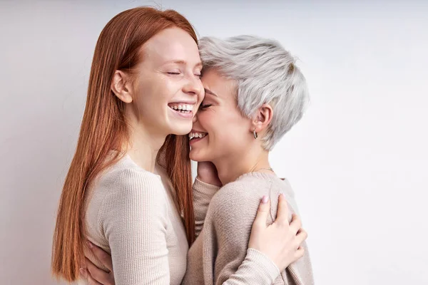 Deux belle sexy élégant cool génération z femmes lgbtq lesbienne couple rencontres, câlins — Photo