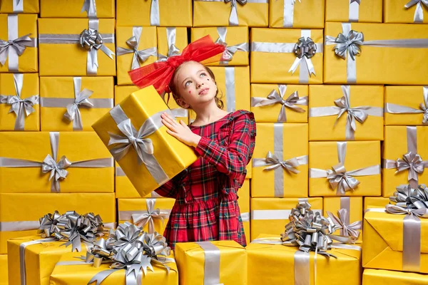 Encantadora chica rubia sosteniendo caja de regalo en las manos preguntándose qué hay. Año Nuevo para mujer Día Cumpleaños Concepto de vacaciones — Foto de Stock