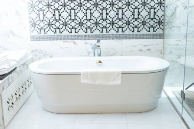 Konforlu banyoda Modern Boş Küvet, Boşluğu Kopyala