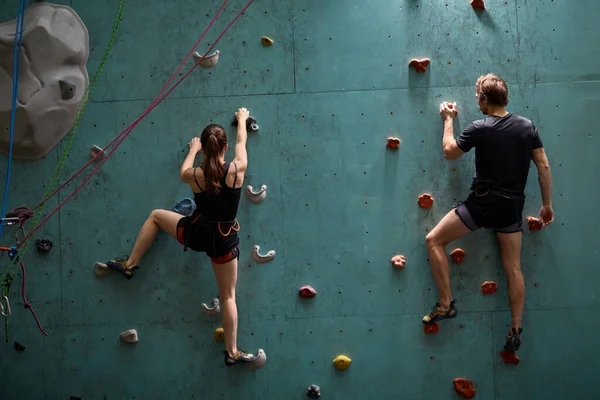 Rear view on couple climbers. Extreme indoor climbing. Strong woman and man — Stock Photo, Image