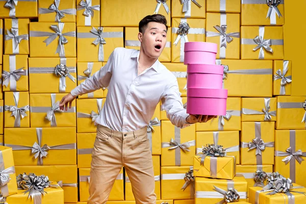 Hora de celebrar. apresurándose emocional asiático chico holding presente caja en manos, yendo a felicitar — Foto de Stock