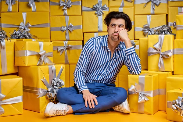 Hombre estresado comprando regalos que parecen enojados y angustiados — Foto de Stock
