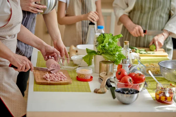 Foto de close-up de pessoas irreconhecíveis mãos segurando faca cortando a refeição de alimentos para cozinhar, preparando o jantar — Fotografia de Stock