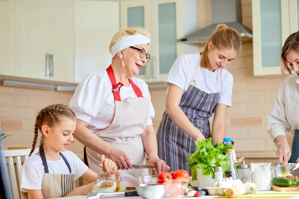 Υγιεινό φαγητό στο σπίτι. Ευτυχισμένη οικογένεια σε φωτεινή μοντέρνα κουζίνα στο σπίτι — Φωτογραφία Αρχείου