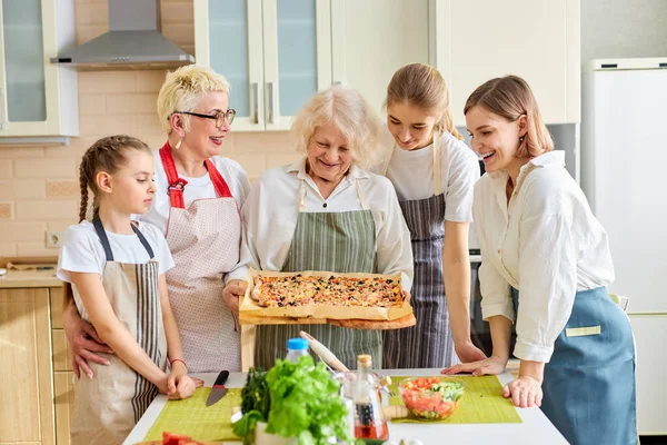 Τα παιδιά μαγειρεύουν πίτσα με γιαγιάδες, στο σπίτι στην κουζίνα, την οικογένεια και την συντροφικότητα — Φωτογραφία Αρχείου
