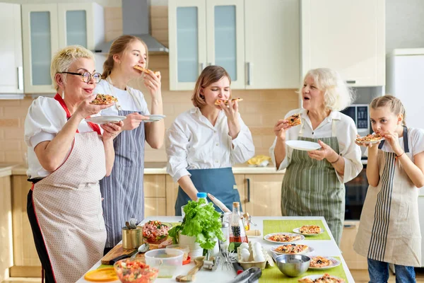 Kaukázusi család, különböző generációs nők szeretnek együtt pizzázni. — Stock Fotó