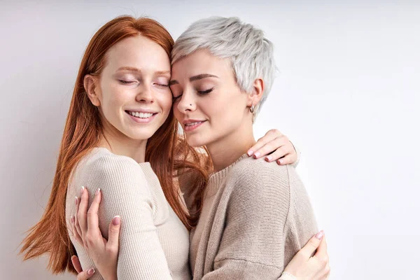 Deux jolies sexy cool génération z femmes lgbtq lesbienne couple rencontres, câlins — Photo