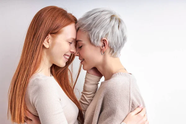 Πλάγια άποψη Πορτρέτο του Awesome Redhead γυναίκα και κοντός Haired Lady αγκαλιάζει, αίσθημα αγάπης — Φωτογραφία Αρχείου
