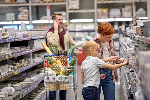 Οικογένεια επιλέγοντας αγαθά στο σούπερ μάρκετ, κατάστημα. Έννοια αγορών — Φωτογραφία Αρχείου