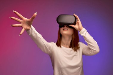 VR kulaklıklı Beyaz Kadın Video Oyunları Oynarken Stüdyo Çekimi