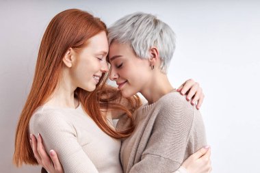 Havalı nesil z kadınlarının yan görüntüsü Igbtq lezbiyen çift çıkıyor, sarılıyorlar