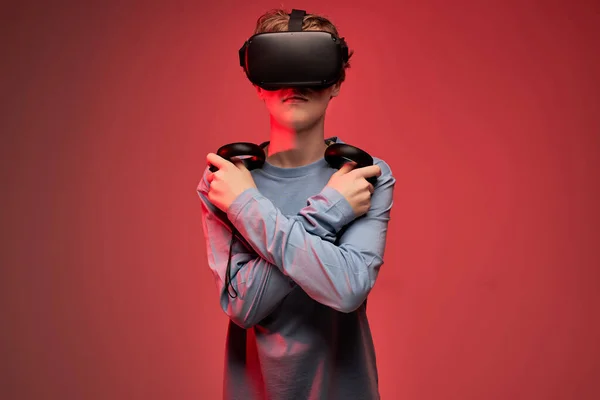 Cool adolescent garçon dans vr lunettes tenant les bras croisés regardant vers l'avant — Photo