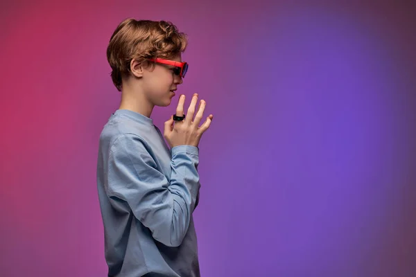 Tonårspojke i virtuell verklighet glasögon njuter av 3D gadget teknik, styrenheter på fingrarna — Stockfoto