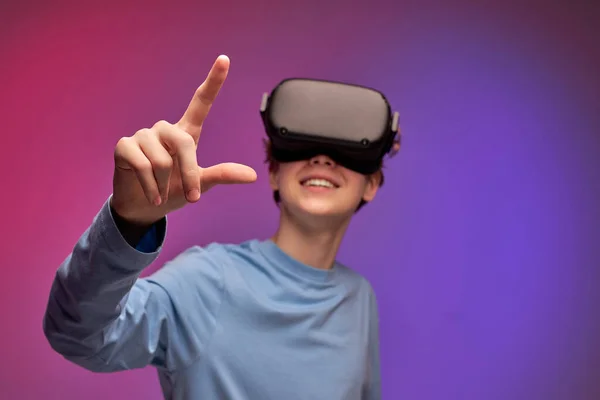 Adolescent positif acquérir de l'expérience en utilisant VR-casque lunettes de réalité virtuelle en studio — Photo