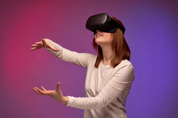 Technologies VR. jeune femme en réalité virtuelle casque garder les mains dans l'air — Photo