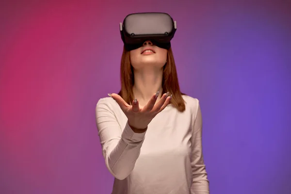 Excité jeune femme dans le casque de réalité virtuelle, regardant dans l'écran de lunettes VR — Photo