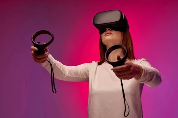 Femelle essayer lunettes de réalité augmentée, se sentir excité par VR casque simulation — Photo