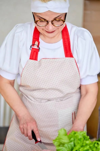 즐거운 주말보내 세요. 주방에서 가족을 위해 음식을 준비하는 한연로 한 여자 — 스톡 사진