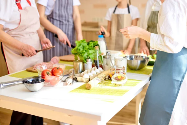 Foto de close-up de utensílios de cozinha e produtos na mesa — Fotografia de Stock