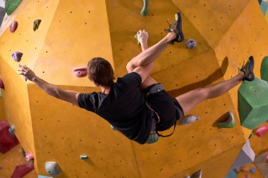 Spor giyimli bir adam macera ve spor olsun diye dağlara tırmanıyor.