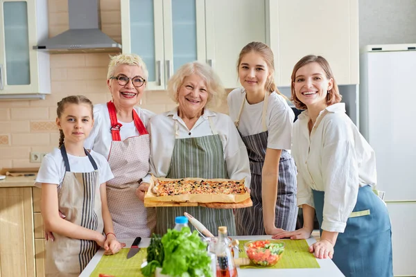 Ευτυχισμένη οικογένεια αποτελούνταν από διαφορετικές γυναίκες γενιά και το παιδί παρασκευάζονται νόστιμη πίτσα — Φωτογραφία Αρχείου