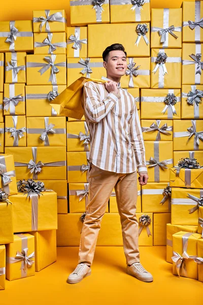 Retrato de chico asiático feliz de celebrar el cumpleaños, recibir muchos regalos presentes — Foto de Stock