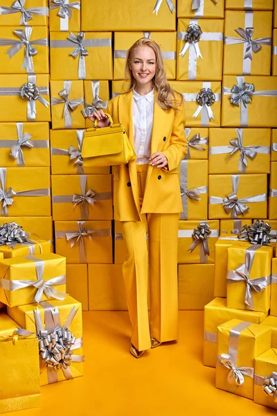 Regocijo mujer compras comprar nuevo bolso usando traje elegante en traje de fiesta amarillo — Foto de Stock