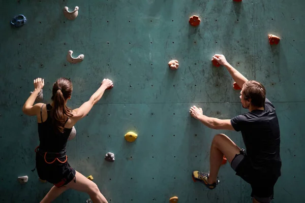 Two active sporty man and woman compete on speed bauldering championship indoors — Stock Photo, Image