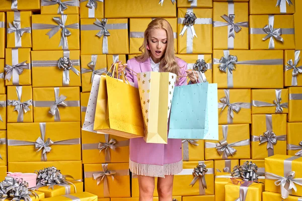 Sorprendida mujer adicta a las compras feliz con un montón de bolsas de compras, divertirse y celebrar, espacio de copia en blanco — Foto de Stock