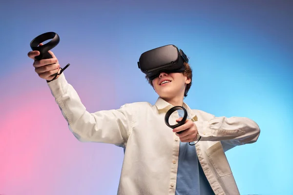 Jeune garçon en tenue décontractée à l'aide de lunettes VR explorer la réalité augmentée, portrait — Photo