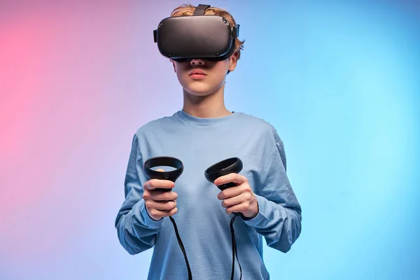 Beau petit garçon mâle porte des lunettes VR, s'amuse et se divertit — Photo