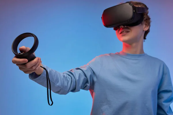 Boy Använda VR Hjälm med styrenheter i händer, Spela Video Gamer Ensam — Stockfoto