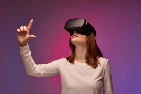 Jeune femme expérimentant la technologie de réalité virtuelle immersive portant des lunettes VR — Photo