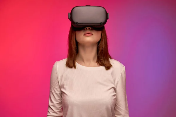 Femme portant un appareil de réalité virtuelle pour jouer au jeu vidéo, impatient — Photo