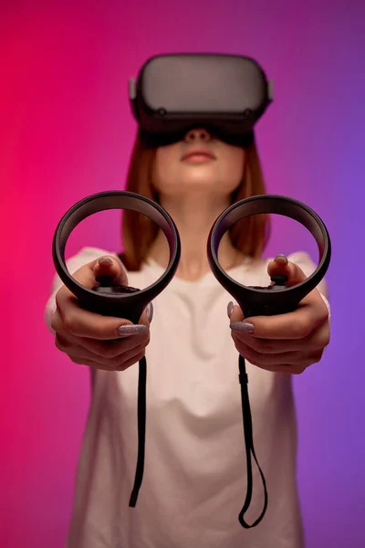 Plan couleur de la jeune femme regardant à travers l'expérience casque réalité virtuelle — Photo