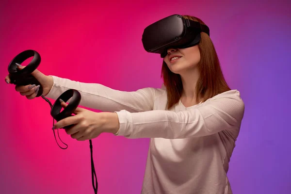 Plan couleur de la jeune femme regardant à travers l'expérience casque réalité virtuelle — Photo