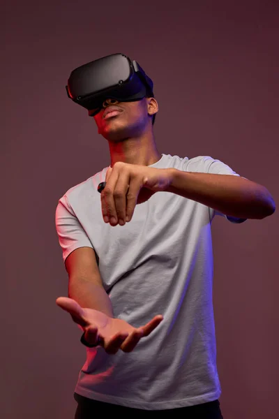 Černošky teen chlapec nosí brýle virtuální reality nebo hraje videohry, izolované — Stock fotografie