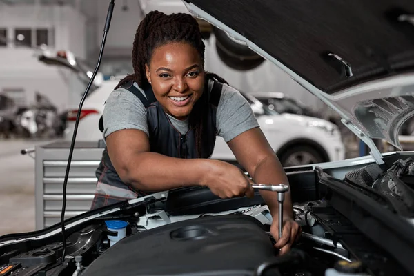 African Femlae Checks an Engine Breakdown. Car Service Employee Fix the Engine Component — Stock Photo, Image