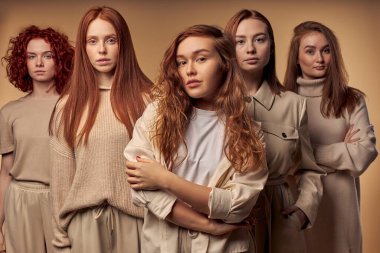 Bahar mevsiminde romantik kadın moda trendi. Sıradan kıyafet. Stüdyoda izole edilmiş.