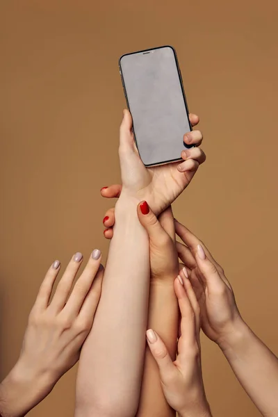 Ομάδα νέων ανθρώπων χέρια με smartphone απομονώνονται σε μπεζ φόντο — Φωτογραφία Αρχείου