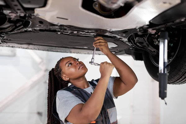 Afrikaanse vrouw auto monteur werk in garage, auto service technicus vrouw in overalls — Stockfoto