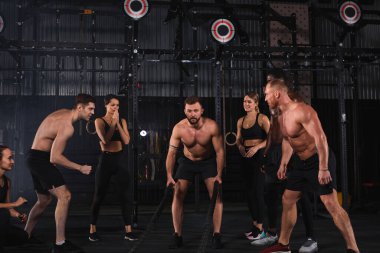 Yakışıklı Kafkas Sporcusu Çapraz İp Eğitimi