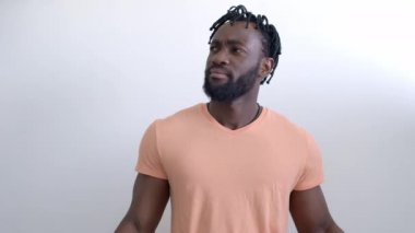 Afro-Amerikan adam kollarını silkiyor, ne bileyim, yardımcı olamıyorum.