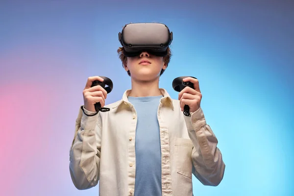 Jeune garçon en tenue décontractée à l'aide de lunettes VR explorer la réalité augmentée, portrait — Photo