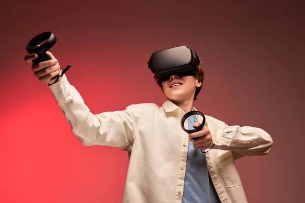 Garçon caucasien en tenue décontractée à l'aide de lunettes VR explorer la réalité augmentée — Photo