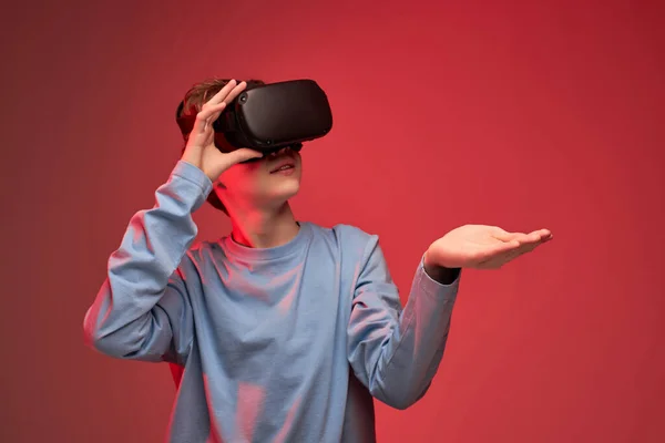 Jeune adolescent obtenir de l'expérience en utilisant VR-casque lunettes de réalité virtuelle en studio — Photo