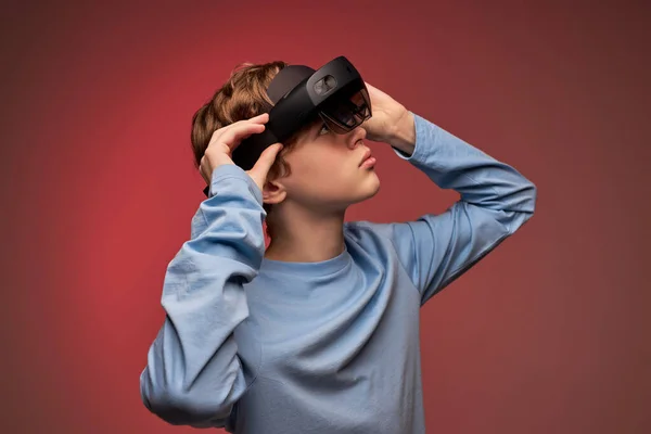 Choqué jeune homme en réalité virtuelle casque, regardant dans l'écran de lunettes VR — Photo