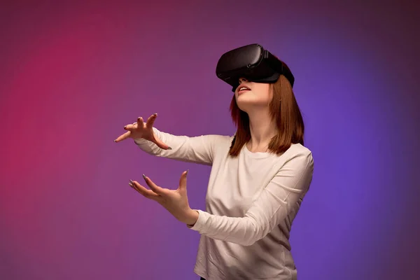 Technologies VR. jeune femme en réalité virtuelle casque garder les mains dans l'air — Photo