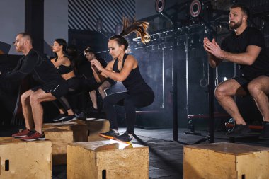 Formda gençler spor salonunda boks yapıyor.
